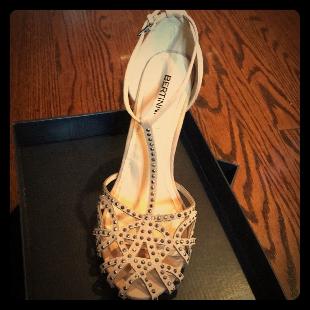 Cutout shoes